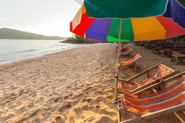晴れた日のビーチでのビーチチェアとカラフルな傘、T — ストック写真