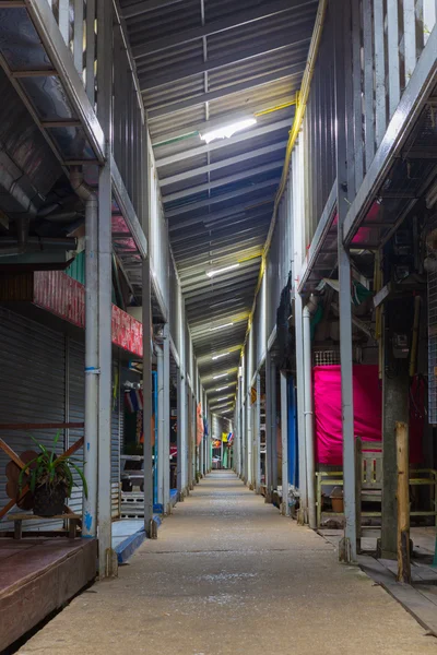 Dentro do famoso cais de bang bao à noite, Koh Chang Island. Tailandês — Fotografia de Stock