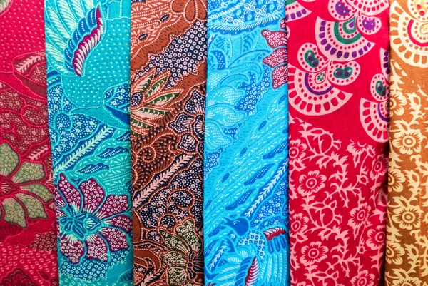 Increíbles sarongs balineses de colores en venta en Ubud, Bali, Indone — Foto de Stock