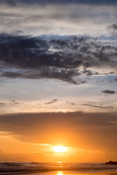 バリ島のビーチで色付きの夕日, バリ, インドネシア — ストック写真