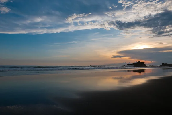 발리 해변, 발리, 인도네시아의 컬러 일몰 — 스톡 사진