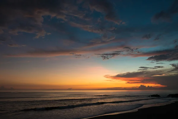 Răsărit de soare colorat la plaja Balian, Bali, Indonezia — Fotografie, imagine de stoc