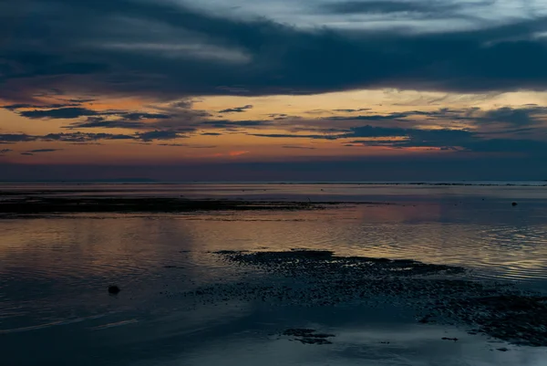 素晴らしい夕日とギリ空気島、インドネシアの静かな水 — ストック写真