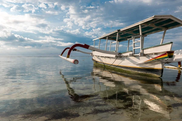 Tradycyjna łódź Fishera na pięknej wyspie Gili Air w Lombok, — Zdjęcie stockowe