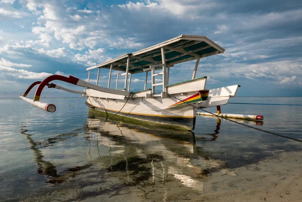 Tradycyjna łódź Fishera na pięknej wyspie Gili Air w Lombok, — Zdjęcie stockowe