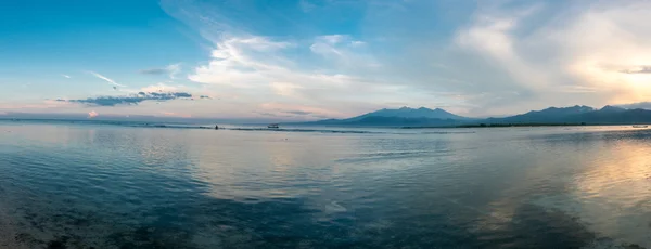 Puesta de sol y vista al mar en el paraíso Gili Air Island, Indonesia — Foto de Stock