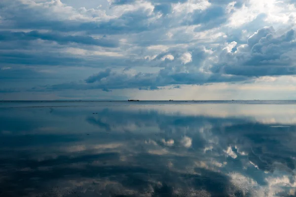 Vista para o mar e reflexo de nuvens na água em Gili Air Island — Fotografia de Stock