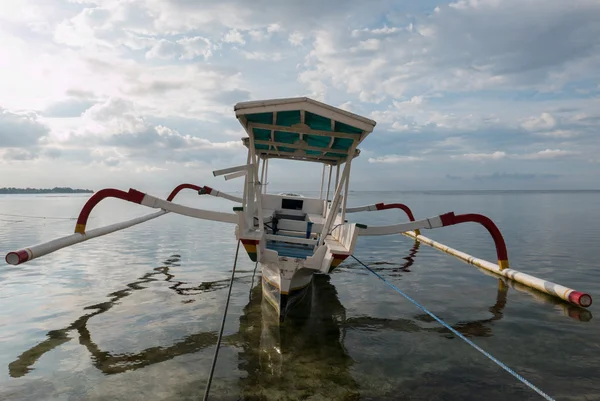 Tradycyjna łódź Fishera na pięknej wyspie Gili Air w Lombok, — Zdjęcie stockowe