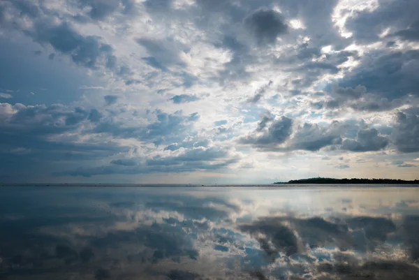 Uitzicht op de Oceaan en wolken reflectie in het water op het eiland Gili Air — Stockfoto