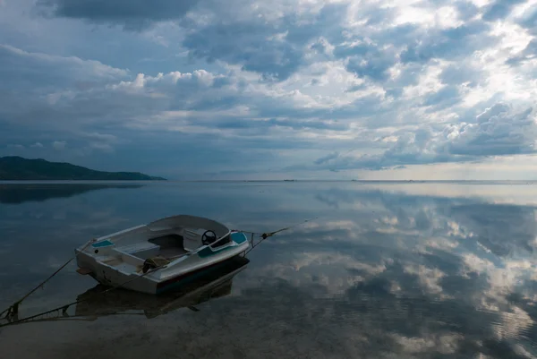 Imbarcazione a motore turistica sulla spiaggia di Gili Air a Lombok con nuvole re — Foto Stock