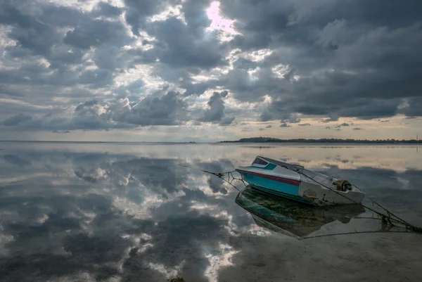 Imbarcazione a motore turistica sulla spiaggia di Gili Air a Lombok con nuvole re — Foto Stock