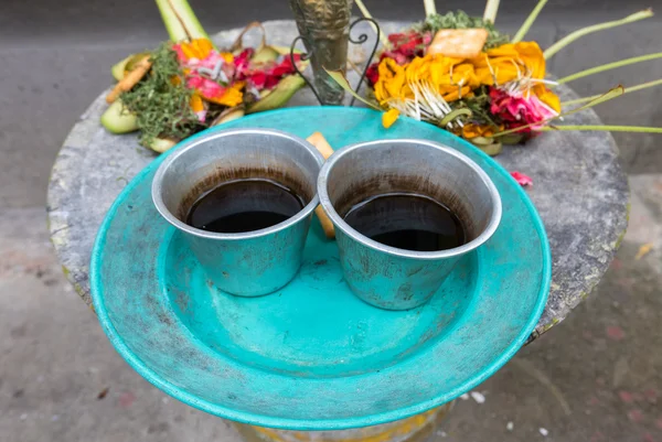 Offrandes religieuses à Bali, fleurs colorées avec plat turquoise — Photo