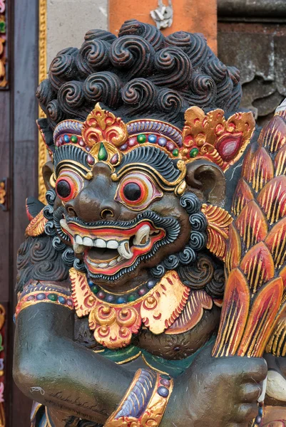 Escultura de madeira do dragão na porta do templo em Bali, Indonésia — Fotografia de Stock