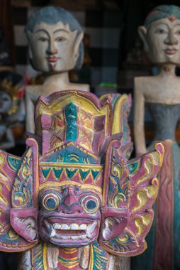 Ubud turizm pazarında Renkli Bali ahşap heykeller. Indon