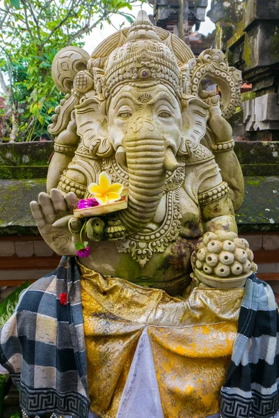 Offerta religiosa in mano statua Genesh, Bali — Foto Stock