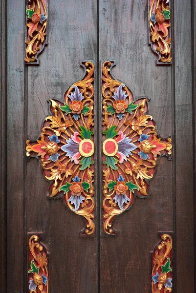 Λεπτομέρειες από ξύλινες περίτεχνες πόρτες εισόδου στο ναό στο Μπαλί. Ανέτοιμο — Φωτογραφία Αρχείου