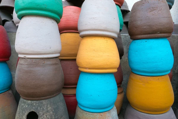 Linhas de vasos coloridos exibidos no mercado turístico Ubud. Bali, em — Fotografia de Stock