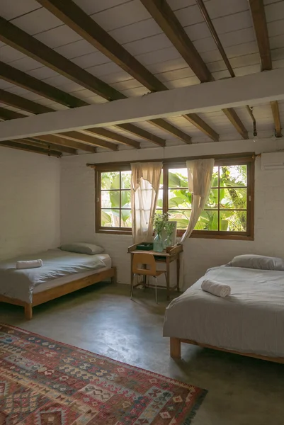 Уютная светлая спальня с деревянным потолком и мебелью . — стоковое фото