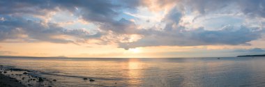 Günbatımı ve okyanus üzerinde Cennet plaj Negara - Bali Adası, görüntülemek