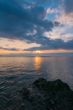 Günbatımı ve okyanus üzerinde Cennet plaj Negara - Bali Adası, görüntülemek
