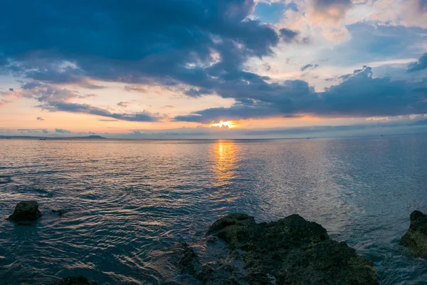 Zonsondergang en Oceaan kijk op paradijs strand Negara - Bali eiland, In — Stockfoto