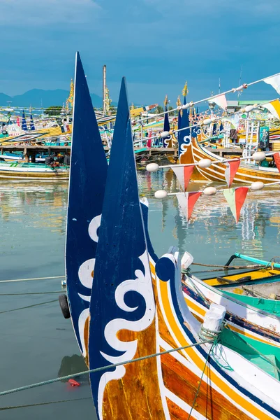 Velho tradicional de madeira Indonésia barcos coloridos em Bali Island, I — Fotografia de Stock