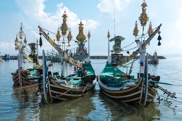 Vecchie barche colorate tradizionali in legno Indonesia nell'isola di Bali, I — Foto Stock