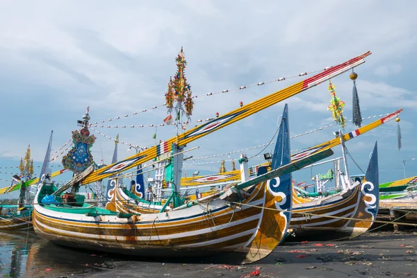 Oude traditionele houten Indonesië gekleurde boten op Bali eiland, ik — Stockfoto