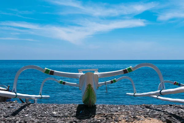 Tradizionale barca da pesca nella bellissima spiaggia di Amed a Bali, Indonesia — Foto Stock