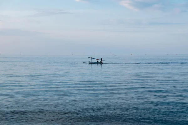 伝統的なインドネシアのセーリング ボート。バリ島の海。インドネシア — ストック写真