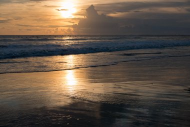 Günbatımı ve okyanus cenneti Chenggu Beach - Bali, Indonesi görüntüleme