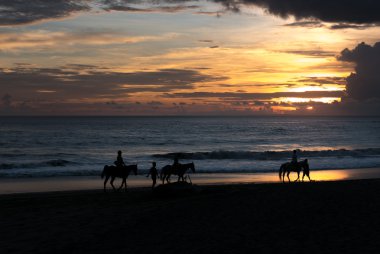 Grup b at binme macera sahip insan silüeti