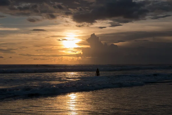 Силуэт человека, бегущего по пляжу на закате на пляже Чэнду, Б. — стоковое фото