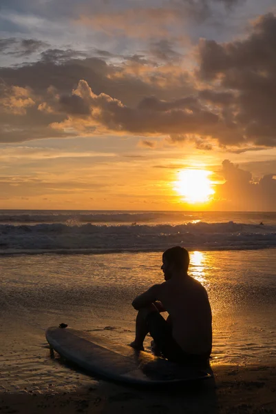 Surfeurs assis devant le coucher du soleil à Chenggu, Bali Island . — Photo