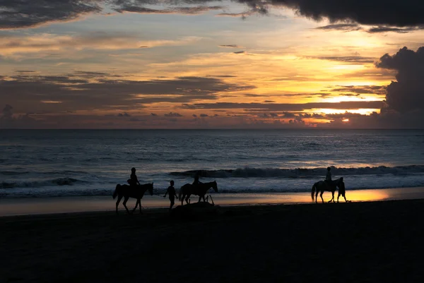 Silueta de grupo de personas que tienen aventura a caballo en b — Foto de Stock