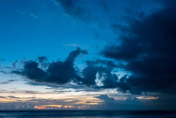 Sonnenuntergang und Meerblick am Paradies chenggu Strand - bali, indonesi — Stockfoto