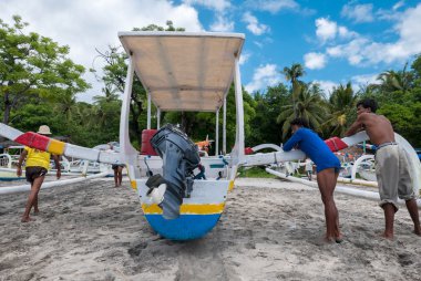 Geleneksel Balise tekne üzerinde b iterek Endonezya fisher erkekler
