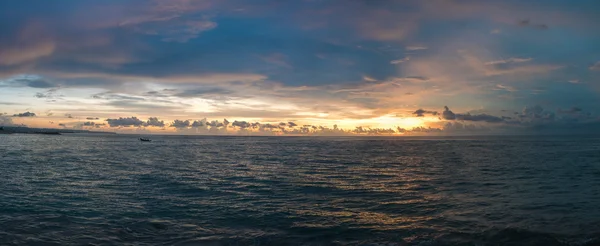 Pôr do sol e vista para o mar no paraíso Candidasa Beach - Bali, Indone — Fotografia de Stock