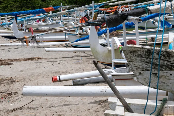 Barche da pesca tradizionali nella bellissima spiaggia di Candidasa a Bali, I — Foto Stock