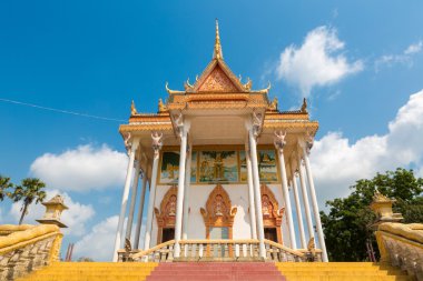Manastır Phnom Penh yakınındaki Khmer tapınaktan. Khmer mimarisi.