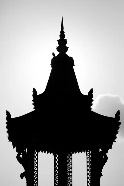 背光的高棉屋顶寺与天空，金边。柬埔寨 — 图库照片