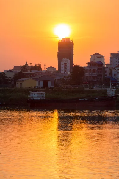 Puesta de sol en la ciudad de Phnom Penh y el río Mekong, Camboya —  Fotos de Stock