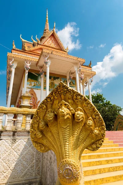 Templo Khmer del monasterio cerca de Phnom Penh. Arquitectura jemer . — Foto de Stock