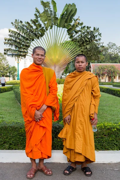 Monges budistas cambojanos posando no palácio do rei, Phnom Penh — Fotografia de Stock
