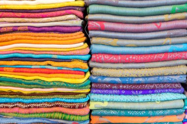 Hediyelik eşya dükkanı turizm pazarında renkli oryantal malzeme