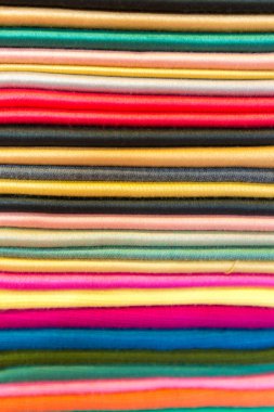 Hediyelik eşya dükkanı turizm pazarında renkli oryantal malzeme