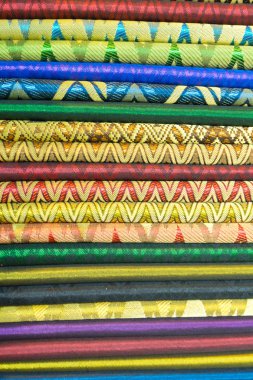 Hediyelik eşya dükkanı turizm pazarında renkli oryantal malzeme