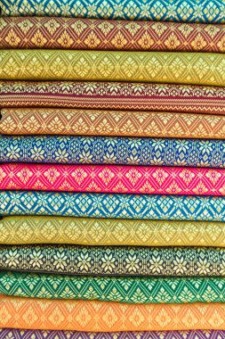 Hediyelik eşya dükkanı turizm pazarında renkli oryantal malzeme