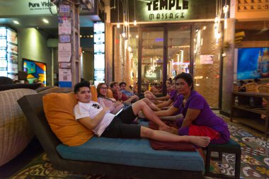 Açık olan insanlar Siem Reap içinde geceleri masaj. Kamboçya
