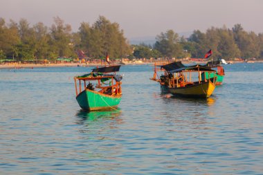 Khmer tekneler, Sihanoukville beach Deniz Manzaralı. Kamboçya